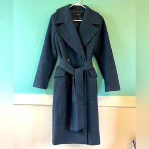 Super soft and warm waist tie coat w/fur collar.